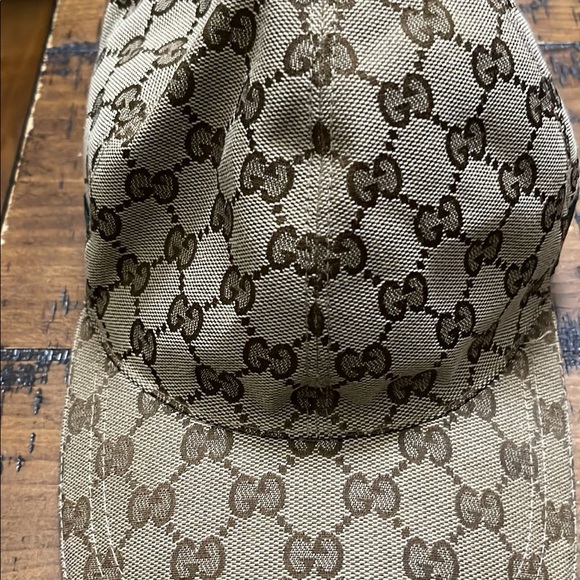 Gucci hat used two time signs shows on the inside from usage - Picture 3 of 11